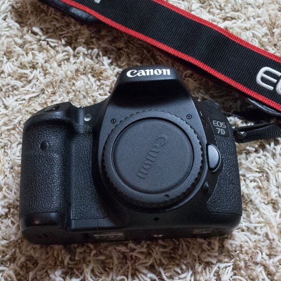 Canon 7D DLSR Camera and Lens - Picture 4 of 4